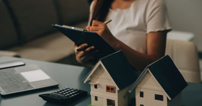 Mujer revisa los requisitos de un Crédito Hipotecario