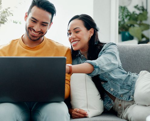 Pareja simulando crédito hipotecario